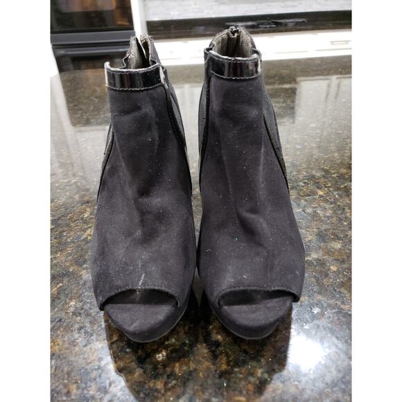 Fergalicious Booties Womens Size 7.5 Black Suede Peep Toe Stiletto Heel Back Zip - Picture 1 of 12